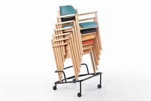 Der Rollwagen sorgt für einen einfachen Stuhltransport